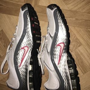 Woman’s Nikes size 10